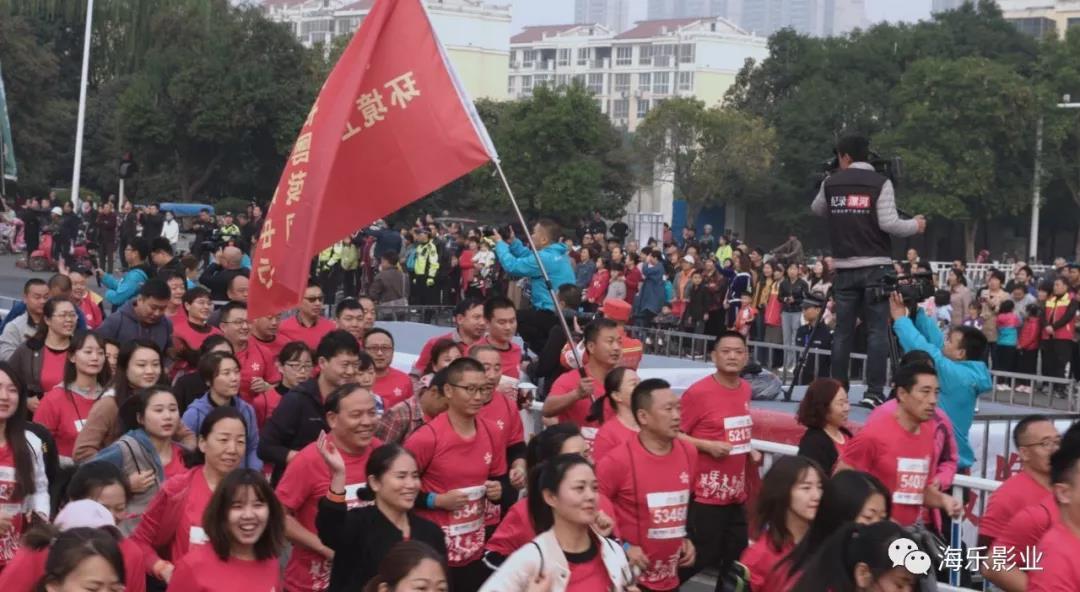 30余机位、近40人现场拍摄,海乐影业助力2019漯河环沙澧河国际半程马拉松赛(图11) 30余机位、近40人现场拍摄,海乐影业助力2019漯河环沙澧河国际半程马拉松赛(图11)
