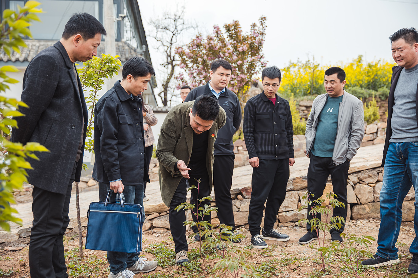 省派“第一团支书”孙鹏前往派驻村开展工作(图5) 省派“第一团支书”孙鹏前往派驻村开展工作(图5)